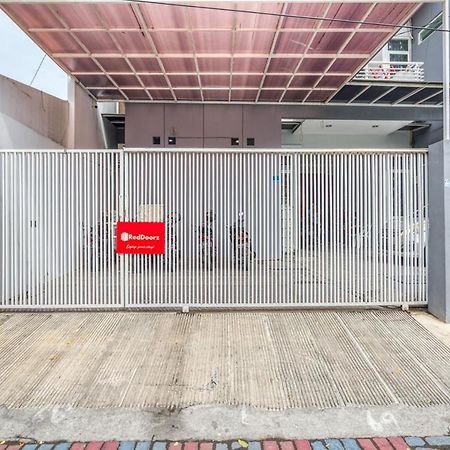 Hotel RedDoorz near Surabaya Zoo Exterior foto