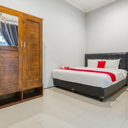 Hotel RedDoorz near Surabaya Zoo Exterior foto