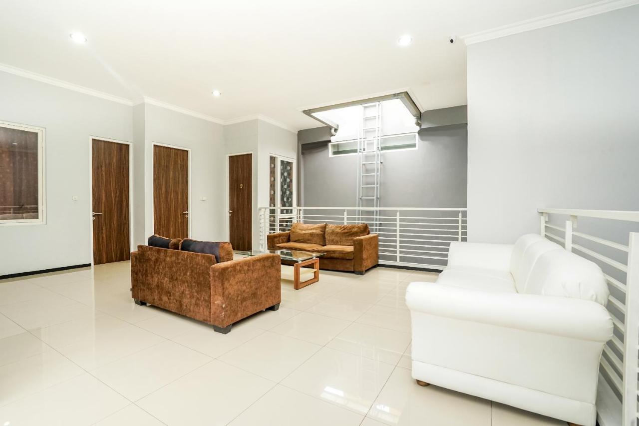 Hotel RedDoorz near Surabaya Zoo Exterior foto