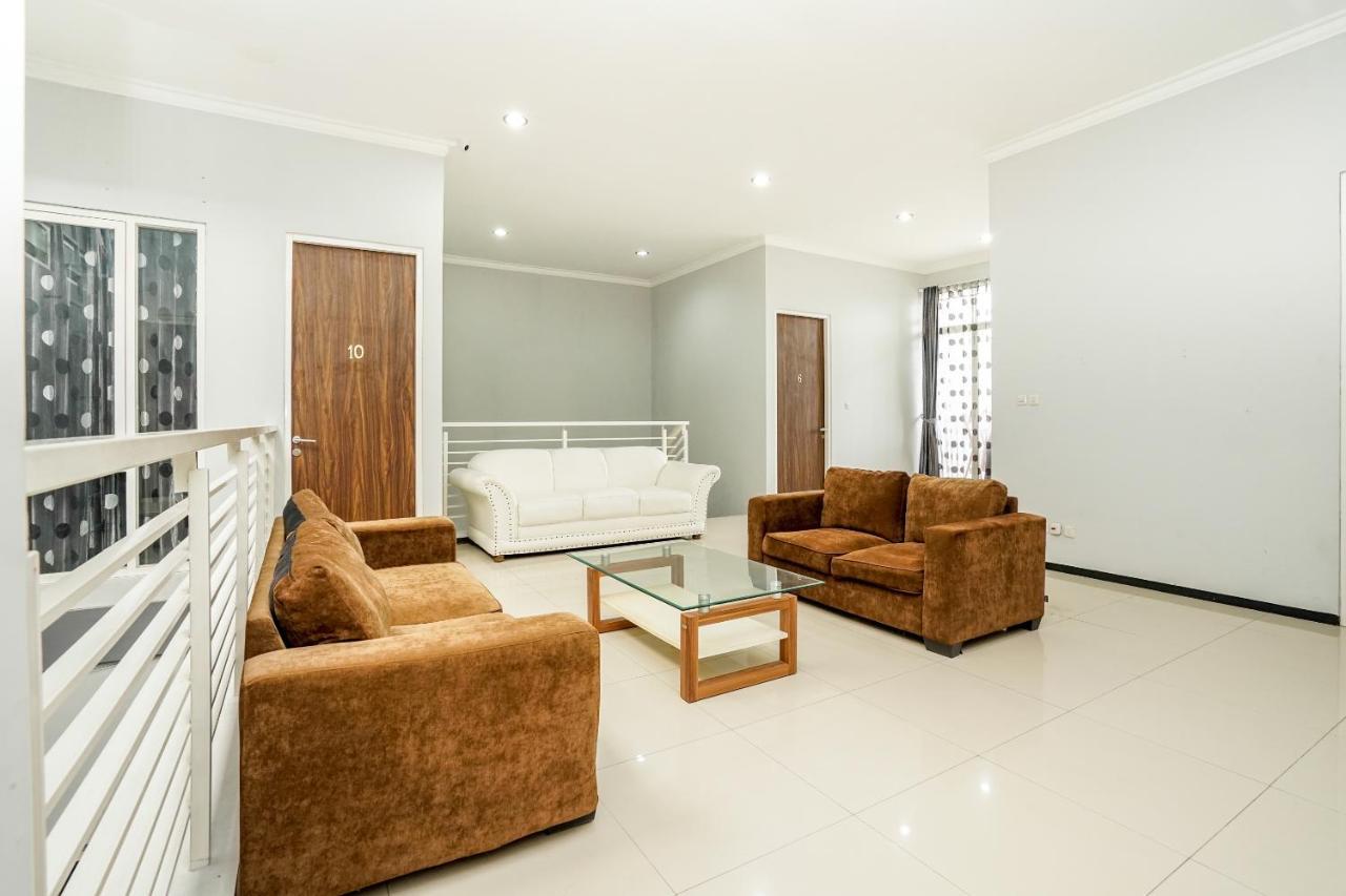 Hotel RedDoorz near Surabaya Zoo Exterior foto