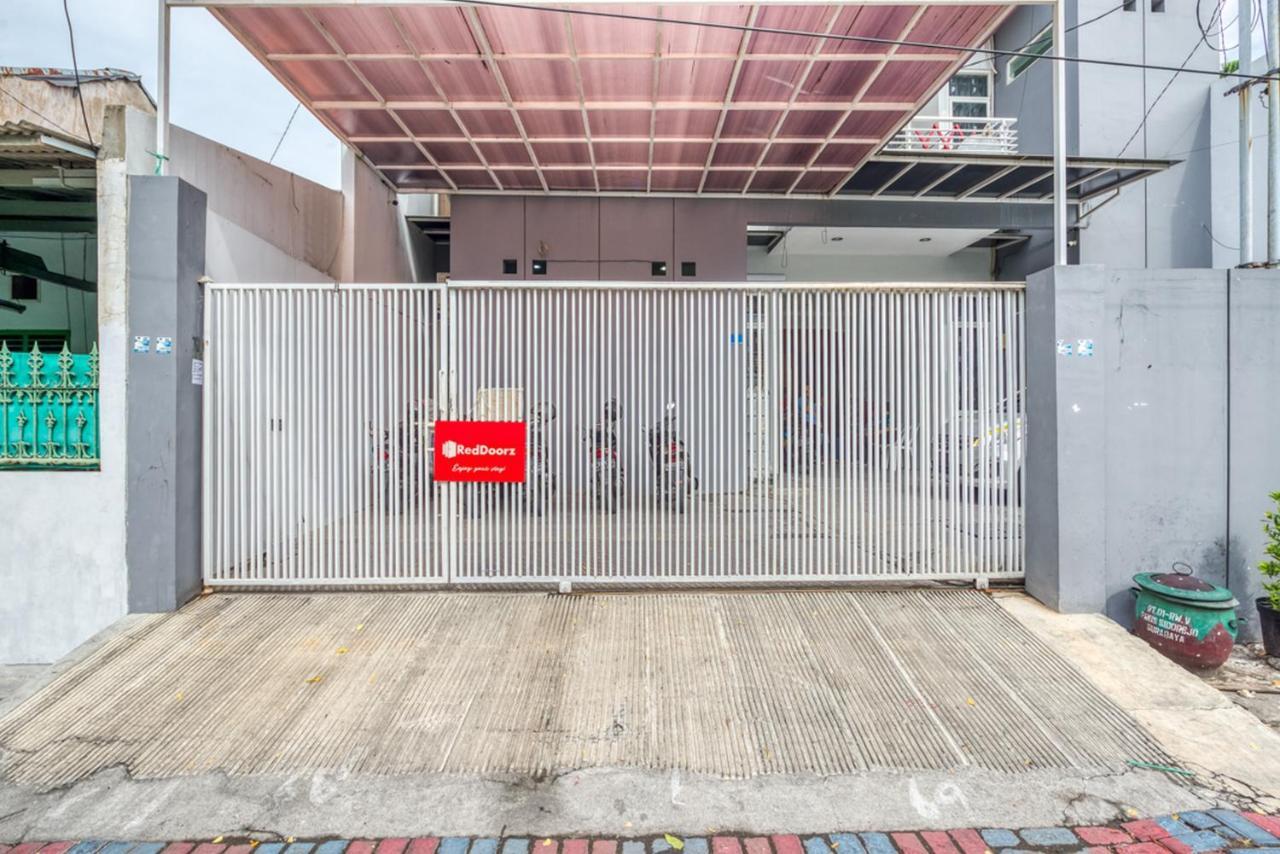 Hotel RedDoorz near Surabaya Zoo Exterior foto