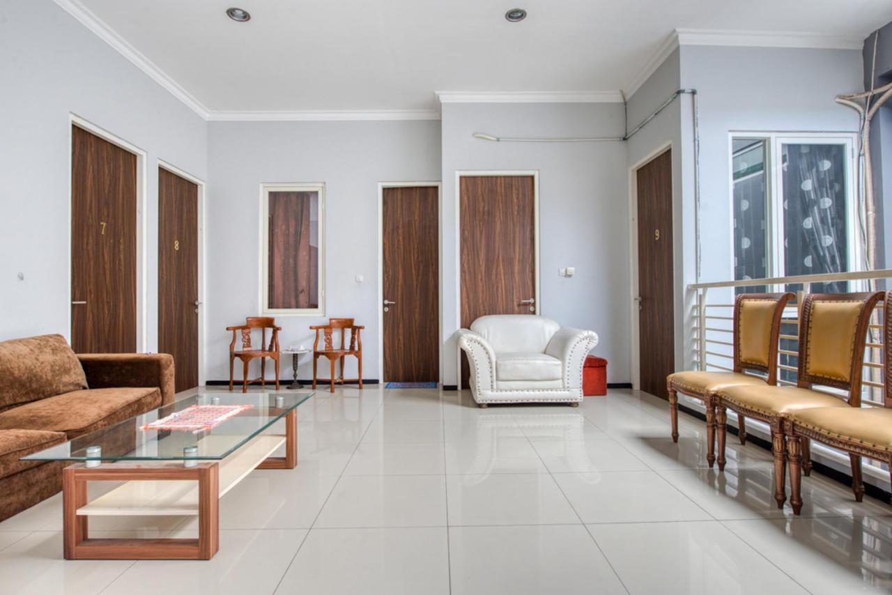 Hotel RedDoorz near Surabaya Zoo Exterior foto