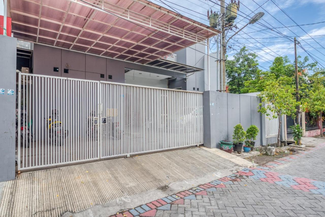 Hotel RedDoorz near Surabaya Zoo Exterior foto