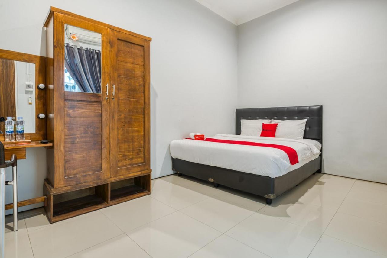 Hotel RedDoorz near Surabaya Zoo Exterior foto
