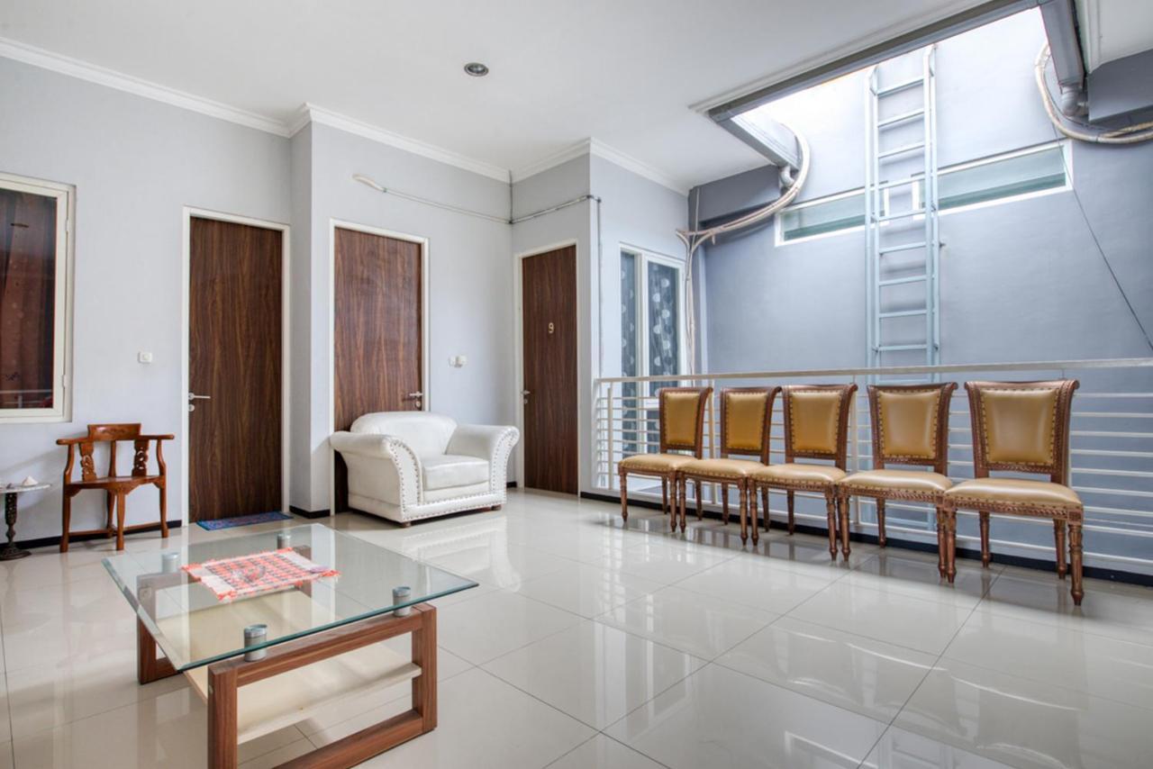 Hotel RedDoorz near Surabaya Zoo Exterior foto
