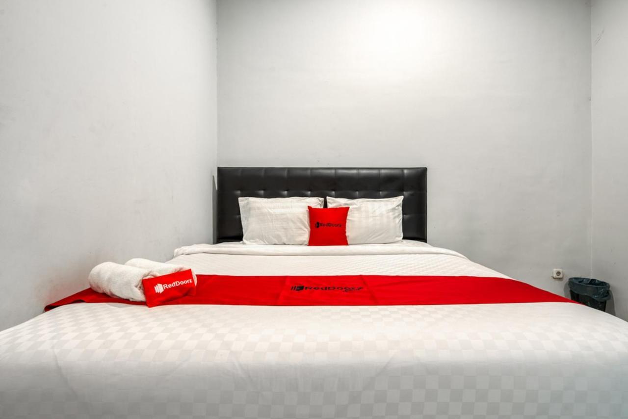 Hotel RedDoorz near Surabaya Zoo Exterior foto