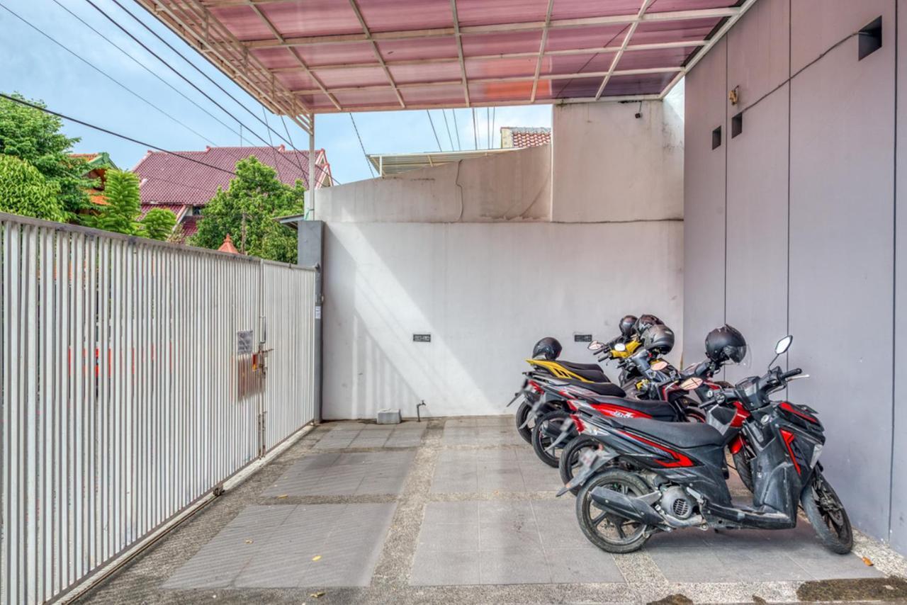 Hotel RedDoorz near Surabaya Zoo Exterior foto