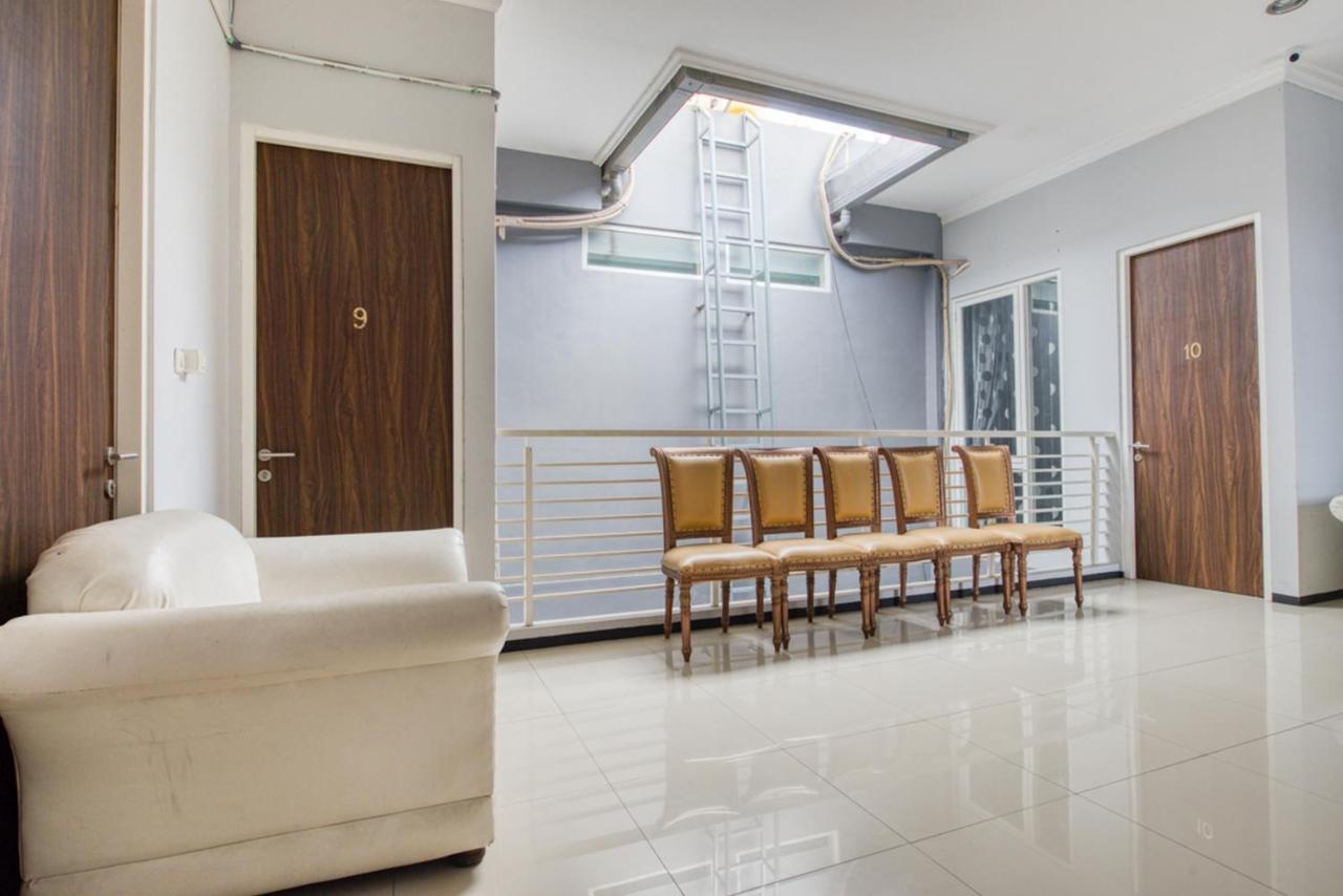 Hotel RedDoorz near Surabaya Zoo Exterior foto